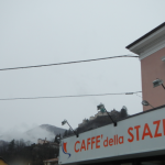 Il caffé della Stazione di Varallo e il Sacro Monte alle sue spalle