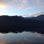 Montagne si riflettono sul lago