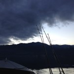 Canne da pesca in barca al tramonto