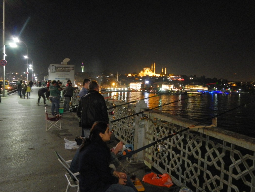 Pescatori di notte sul ponte di Galata