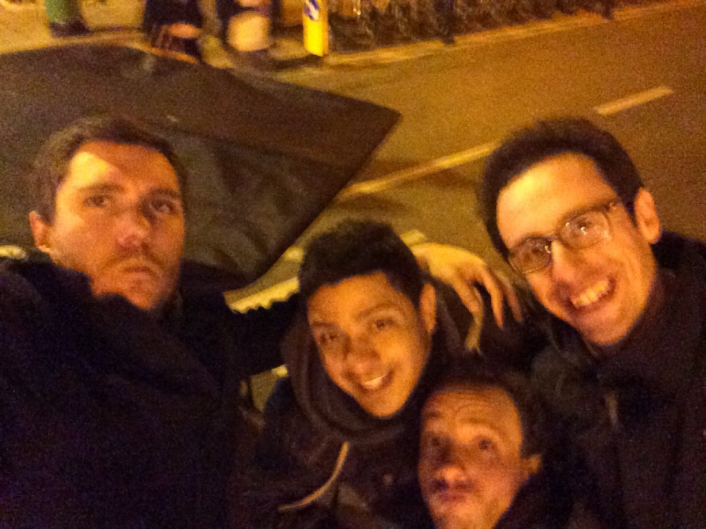 Franco, Lorenzo e Jacopo con un driver notturno di risciò
