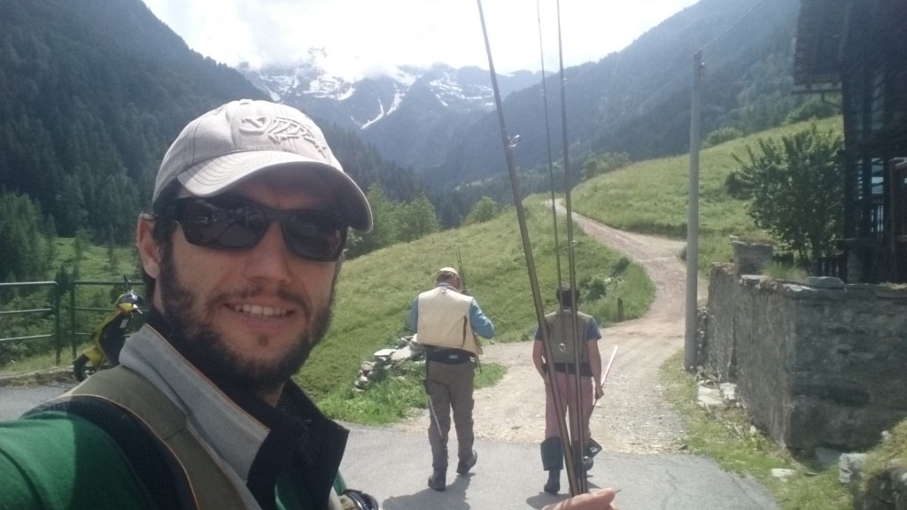 Pietro, Max e Roberto camminano verso l'alto torrente