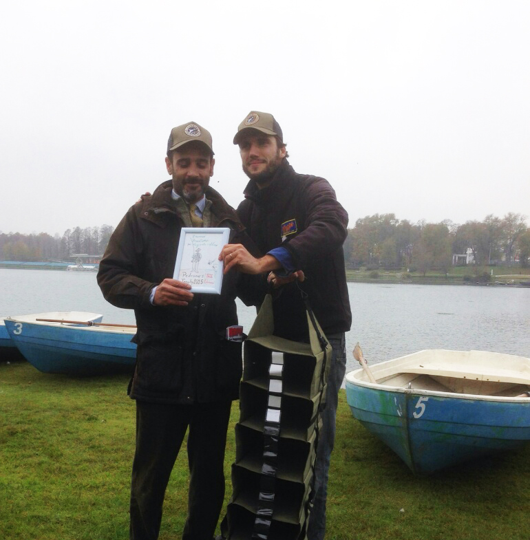 Pietro premia Nicola come Pescatore più Elegante e Stiloso