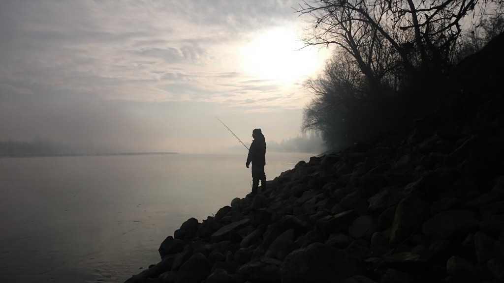 Pescatore all'alba sul grande fiume!