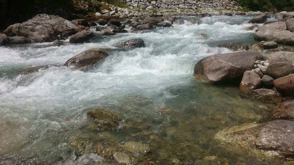 Le fresche acque del fiume di montagna