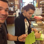Vitta e Marta compilano i permessi giornalieri